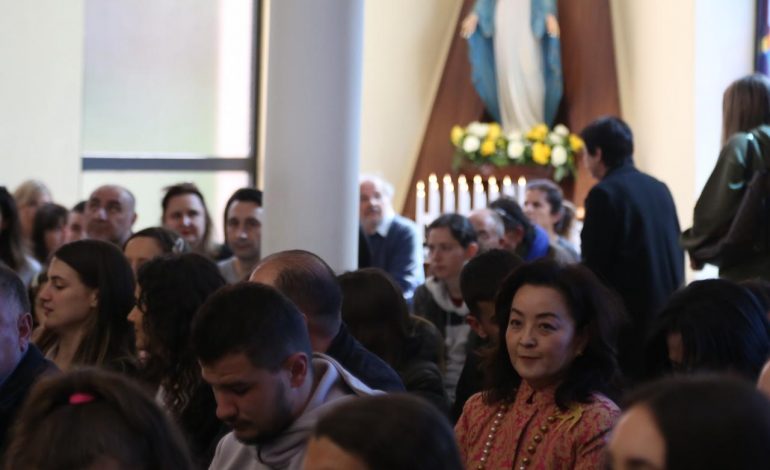 PASHKËT KATOLIKE BËJNË BASHKË QYTETARË E POLITIKANË/ Ambasadorja Kim, Kryemadhi dhe Doshi në meshën e mbajtur në Katedralen Shën Pali