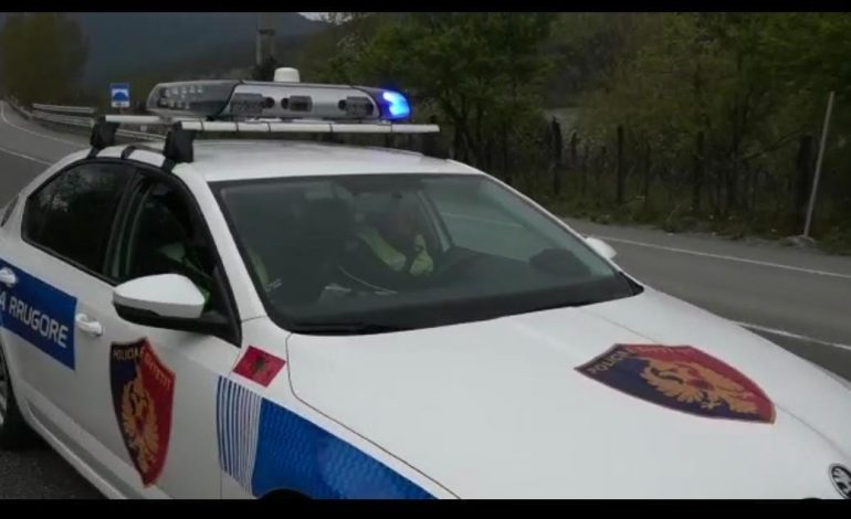 DHUNOHEN DY EFEKTIVË POLICIE/ Ndaluan një makinë që po kryente manovra gjatë lëvizjes, por u përballën me…