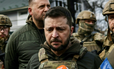 MASAKRA RUSE/ Ukraina deklaron se janë gjetur trupa me shenja torturash afër Kievit