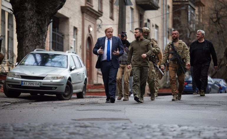 DALIN PAMJET NGA TAKIMI “SEKRET”/ Zelensky i tregon Johnson qendrën e Kievit