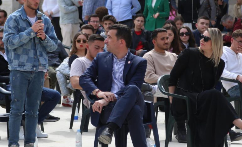 FOTOT/ Dielli “sfidon” Veliajn dhe publikun, Ibrahimaj dhe Manastirliu “mesazhe të koduara”, Braçe befason me veshjen. Çfarë nuk u pa në Kongresin e PS