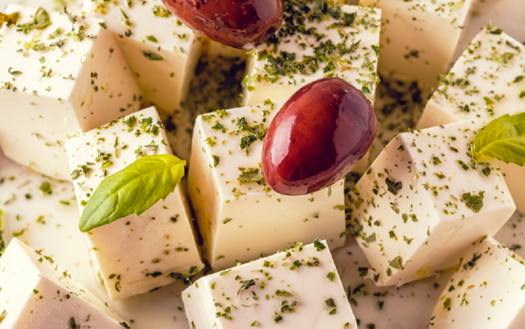 I DINIT? Cilat janë përfitimet dhe rreziqet nga konsumi i djathit