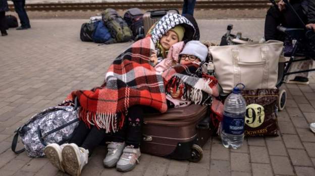 LARG BOMBARDIMEVE/ Mes lotësh familjet ikin nga luftimet në rajonin lindor të Donbasit (FOTOT)