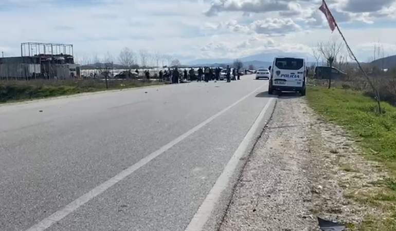 AKSIDENT TRAGJIK/ Përmbyset kamioni në Mallakastër, i merr jetën shoferit