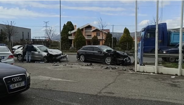 AKSIDENT I FRIKSHËM/ Përplasen tre makina me njëra tjetrën dhe me trafikndarësen e karburantit në aksin Lezhë-Milot (VIDEO)