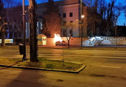 SULMOHET AMBASADA RUSE NË RUMANI/ Një makinë përplaset me derën e institucionit dhe shpërthen në flakë