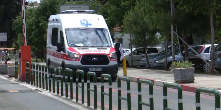 ISHTE DUKE PUNUAR/ Bie nga lartësia 50-vjeçari në Kashar, dërgohet me urgjencë në spital