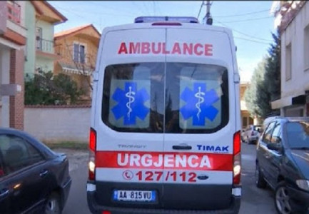 TRAGJIKE NË VLORË/ Gruaja bie nga kati i tretë i pallatit, dërgohet me urgjencë në spital