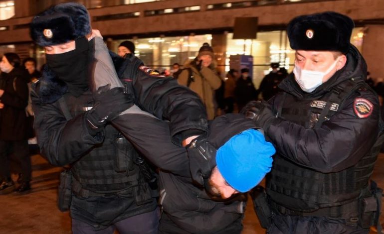 PROTESTA KUNDËR LUFTËS NË UKRAINË/ Rusia: Arrestohen 176 persona