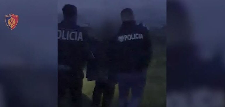 I SHPALLUR NË KËRKIM PËR KULTIVIM KANABISI/ Ky është momenti kur policia kap 53-vjeçarin në Shkodër