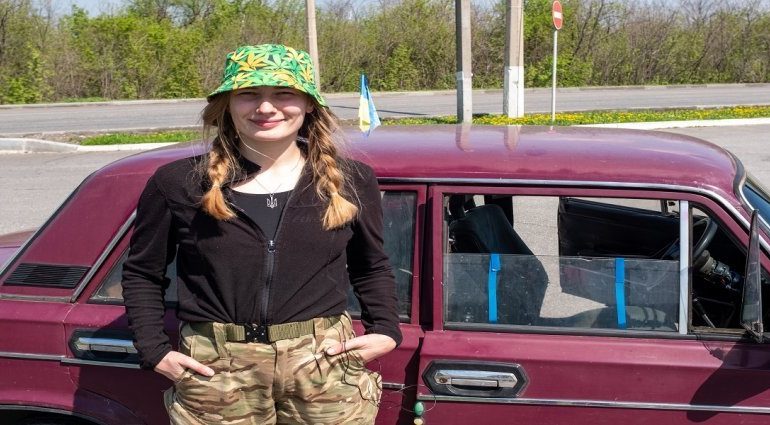 “GJITHÇKA VJEN NGA ZEMRA”/ Vullnetarja 21-vjeçare shpërndan ushqim dhe ilaçe në qytetet e vijës së parë në Ukrainë