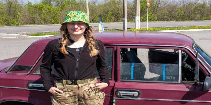 “GJITHÇKA VJEN NGA ZEMRA”/ Vullnetarja 21-vjeçare shpërndan ushqim dhe ilaçe në qytetet e vijës së parë në Ukrainë
