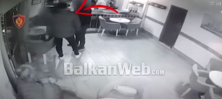DALIN PAMJET/ Konflikti me armë në Shëngjin, momenti kur dy personat e armatosur futen në lokal dhe…