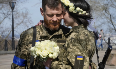 DASHURIA NUK NJEH "LUFTËN"/ Çifti ukrainas ul armët dhe vendosin unazat (FOTOT)