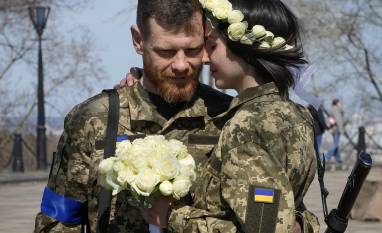 DASHURIA NUK NJEH “LUFTËN”/ Çifti ukrainas ul armët dhe vendosin unazat (FOTOT)