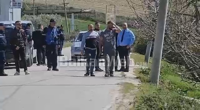 DEL VIDEO/ Me duart në kokë dhe duke qarë, momenti kur i riu mëson për VRASJEN e partneres nga babai