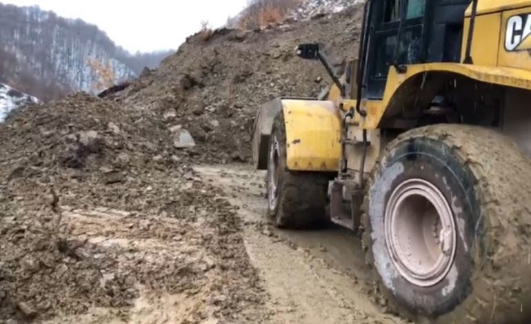 RRËSHQITJE DHERASH/ Vështirësohet puna për pastrimin dhe hapjen e Rrugës së Arbrit (VIDEO)