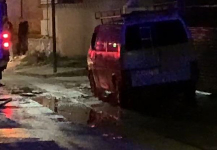 PAMJET/ Përfshihen nga flakët dy automjete, mes tyre një furgon me…