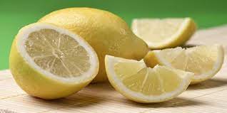 DUHET TA PROVONI/ Para se të flini vendosni limon nën sqetull, arsyeja do t’ju lërë pa fjalë