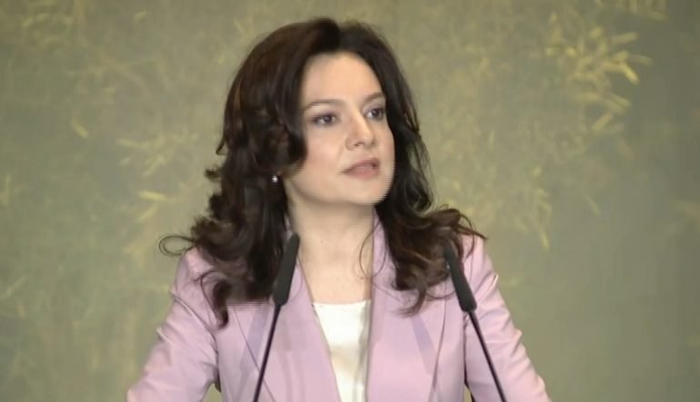“E VËSHTIRE TË JESH GRUA NË SHQIPËRI”/ Spiropali: Rinën s’e njohin politikanët sherrxhinj dhe analistët që zgjohen vonë