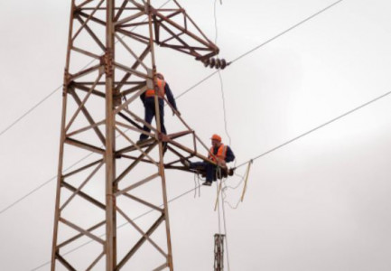 MOTI I KEQ/ Era e fortë shkakton probleme në furnizimin me energji elektrike në Lezhë, mbeten pa drita 10 fshatra
