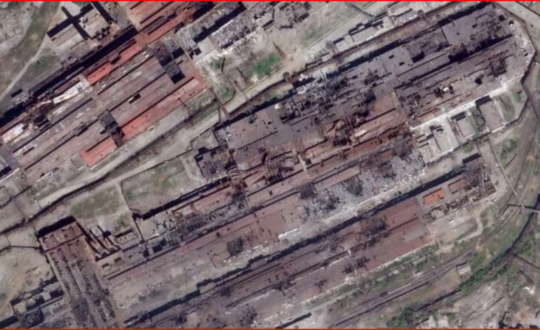 LUFTA/ Imazhet satelitore tregojnë dëme në fabrikën e çelikut në Mariupol, një ushtari bllokuar
