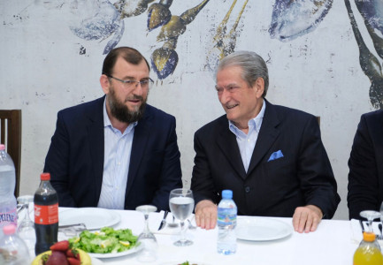 MUAJI I RAMAZANIT/ Edi Rama shtroi iftar në Tiranë! Berisha me besimtarët në Kavajë