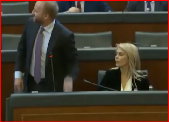 “JU Q*** R*BT”/ Debate dhe përplasje në Parlamentin, deputeti “shfrenon” gojën gjatë seancës (VIDEO)