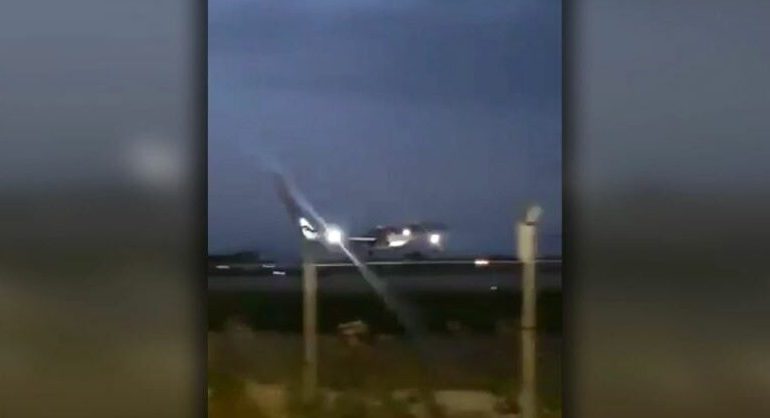 ÇASTE PANIKU/ Shikoni tentativën e frikshme të pilotit për t’u ulur në Rodos, era e fortë i “ndryshon” drejtim