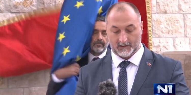 NË “LUFTË” ME FLAMURIN E BE-SË/ Video e zyrtarit malazez bëhet virale në rrjet