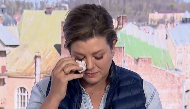 PAMJET/ Tregon me detaje për vdekjet e fëmijëve ukrainas, gazetarja e CNN nis të qajë në raportimin ‘LIVE’