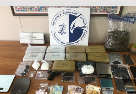 E PËSOJNË KEQ TRE SHQIPTARË DHE NJË GREK/ Kapen me armë dhe 10 kilogramë kokainë, ja si policia i arrestoi teksa ishin gati për të trafikuar drogën
