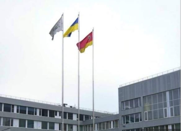 FORCAT RUSE U LARGUAN/ Flamuri i Ukrainës valëvitet sërish mbi centralin bërthamor të Çernobilit