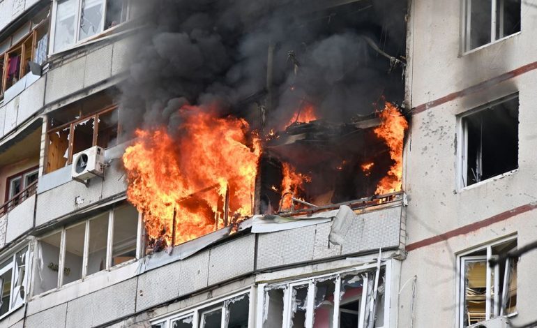 LUFTA/ Zyrtari ukrainas: Rusia bombardon infrastrukturën civile në qytetin verilindor të Kharkiv