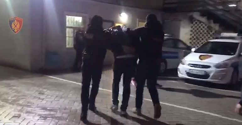 “ALO POLICIA, AI DJALI ME BENZ…”/ Si u kap “mat” i riu në Tiranë