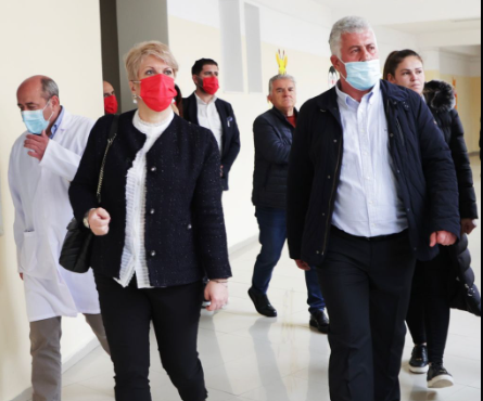 Fondacioni Vodafone Albania dhe Kryqi i Kuq ofrojnë krevatë të specializuar në Spitalin Pediatrik të Sarandës