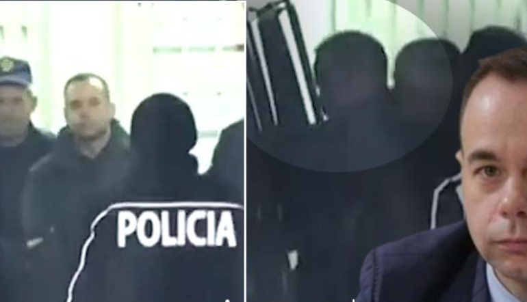 ME PRANGA NË DUAR DHE I SHTRËNGUAR NGA POLICËT/ Momenti kur Alqi Bllako i drejtohet qelisë (VIDEO)
