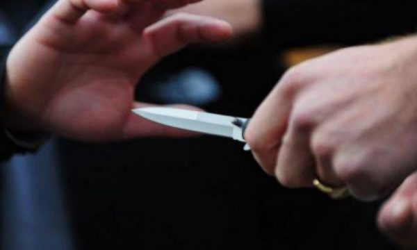 PLAS SHERRI NË FAMILJEN SHQIPTARE/ Dhëndri dhe vjehrri sulmojnë njëri-tjetrin me thikë, plagoset dhe një e mitur