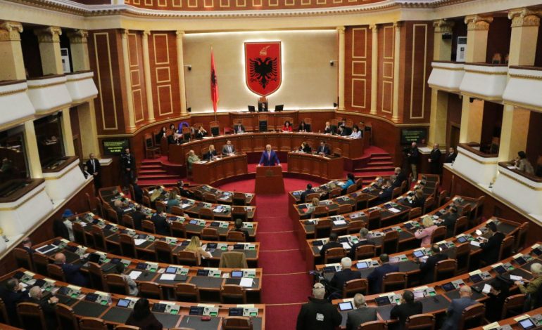 NEGOCIATAT PËR PRESIDENTIN E RI/ Mblidhen sot kryetarët e grupeve parlamentare