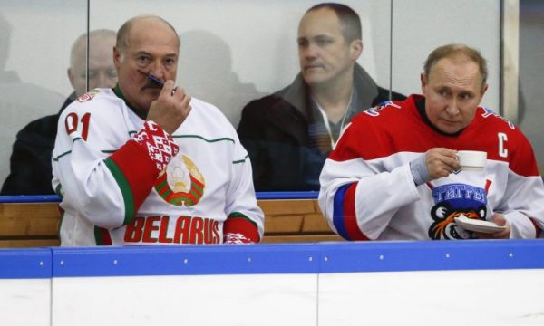 ÇFARË NDODHI? Goditet keq me shkop në fytyrë aleati i Putinit, Alexander Lukashenko