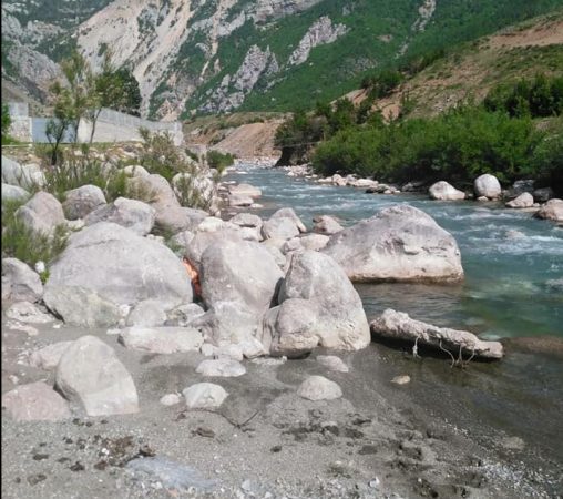 TRAGJEDIA NE MIRDITE/ 12-vjeçari po luante me shokët, u fut në lum të merrte topin, por…