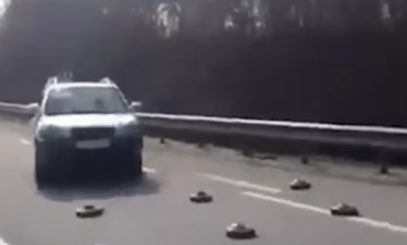 VIDEO E FRIKSHME/ Ukrainasit ngasin makinat mbi minat e lëna nga trupat ruse
