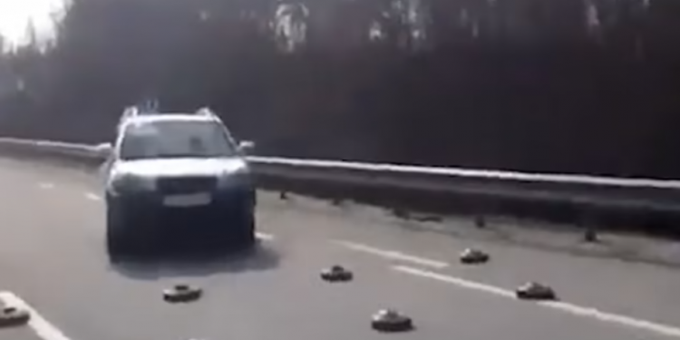 VIDEO E FRIKSHME/ Ukrainasit ngasin makinat mbi minat e lëna nga trupat ruse