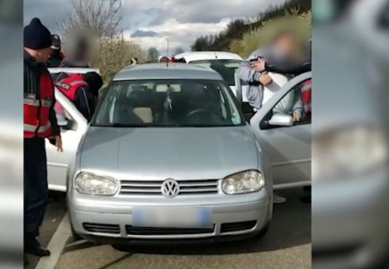 TRAFIK DROGE DREJT GREQISË/ Policia i bën “pritë” tre personave që lëviznin me një “Volkswagen”, kishin marrë informacione se…