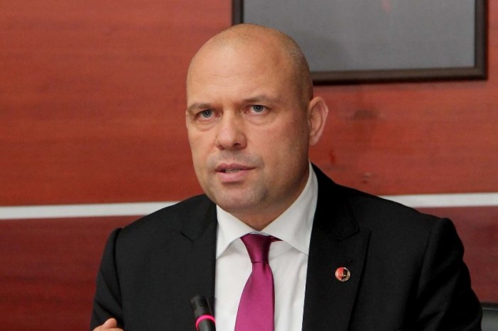 YLLI MANJANI “I SHQETËSUAR” PËR SHQIPËRINË/ Nis peticion kundër Yuri Kim: Është minuese e demokracisë