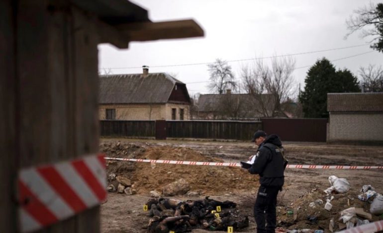 TRUPA TË DJEGUR TË VËNË MBI NJËRI-TJETRIN/ PAMJET e tmerrshme nga masakra në Bucha të Ukrainës