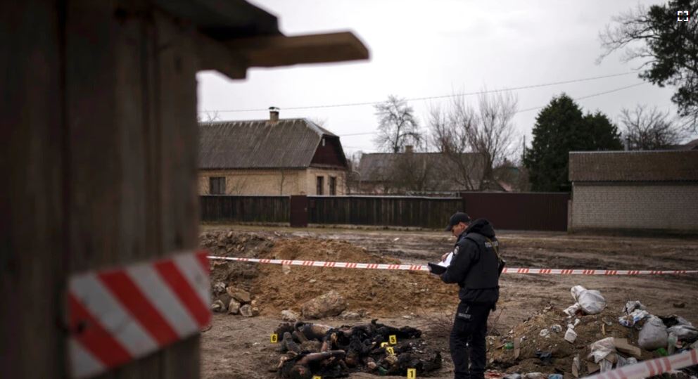 TRUPA TË DJEGUR TË VËNË MBI NJËRI-TJETRIN/ PAMJET e tmerrshme nga masakra në Bucha të Ukrainës