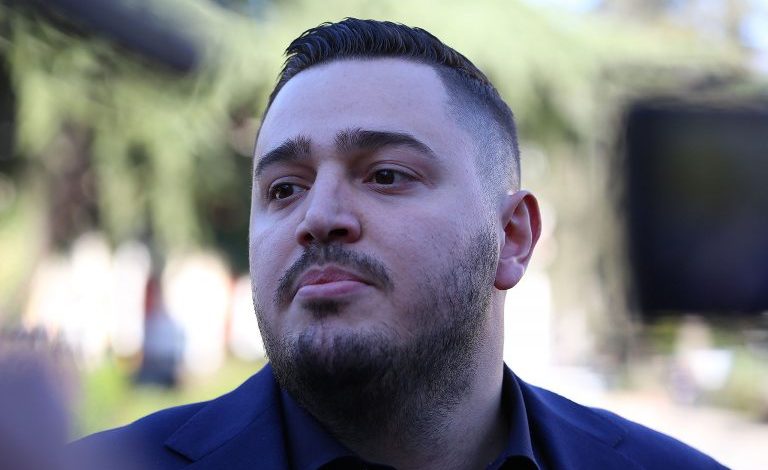 BABAI I TIJ U SHPALL NON GRATA NGA SHBA/ Partia Socialiste ende asnjë vendim për përjashtim për djalin e Aqif Rakipit