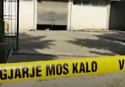 ATENTATI NDAJ 44-VJEÇARIT NË LUSHNJE/ Autori i maskuar me syze të errëta e me kapuç në kokë, e qëlloi Kujtim Metën teksa pinte kafe