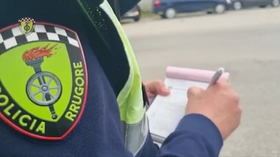 POLICIA NDËSHKON SHOFERËT E PABINDUR/ Mbi 2 mijë gjoba dhe 124 leje drejtimi të pezulluara